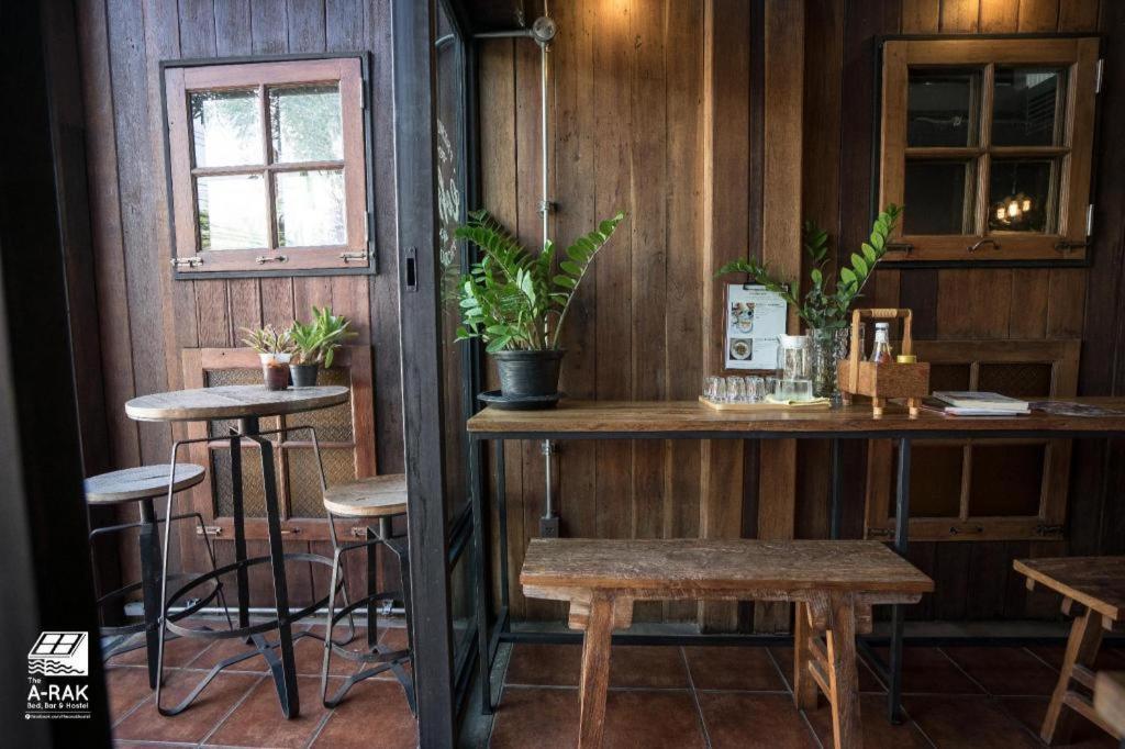 The Arak Bed Bar And Hostel Chiang Mai Exterior foto