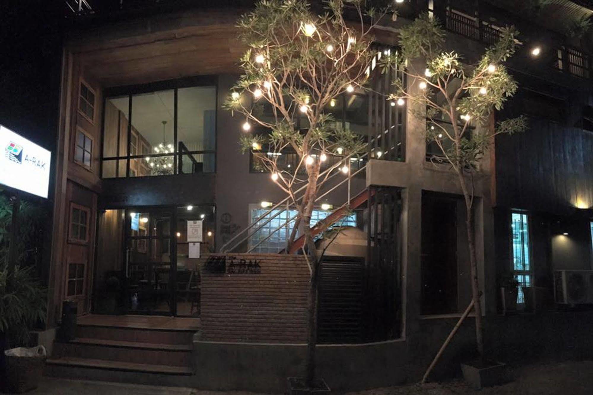 The Arak Bed Bar And Hostel Chiang Mai Exterior foto